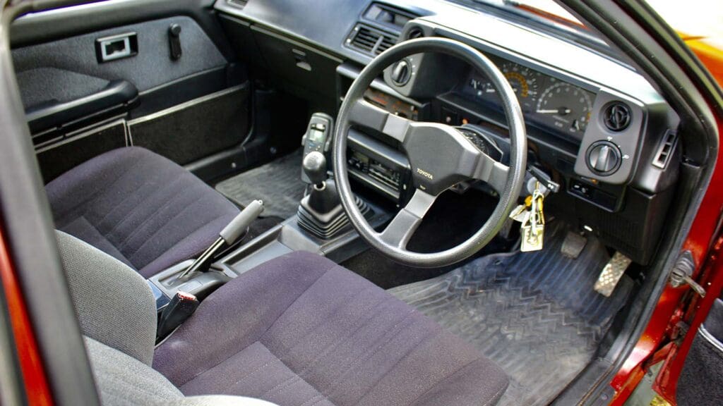 Corolla GT AE86 interior